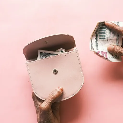 Jusqu’à quelle heure peut-on réellement recevoir un virement bancaire quand on gère des impayés ?